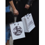Oribe Bright Blonde šetrný šampón pre žiarivú farbu blond vlasov 250 ml + výživný kondicionér pre žiarivú farbu blond vlasov 200 ml + papierová taška, kozmetická sada