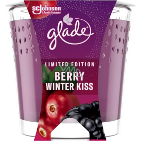 Glade Berry Winter Kiss s vôňou černíc a brusníc vonná sviečka v skle, doba horenia až 38 hodín 129 g