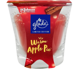 Sviečka Glade Warm Apple Pie s vôňou červeného jablka a škorice v skle, doba horenia až 38 hodín 129 g