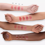Essence Tinted Kiss Hydratačný lesk na pery 03 Coral Colada 4 ml