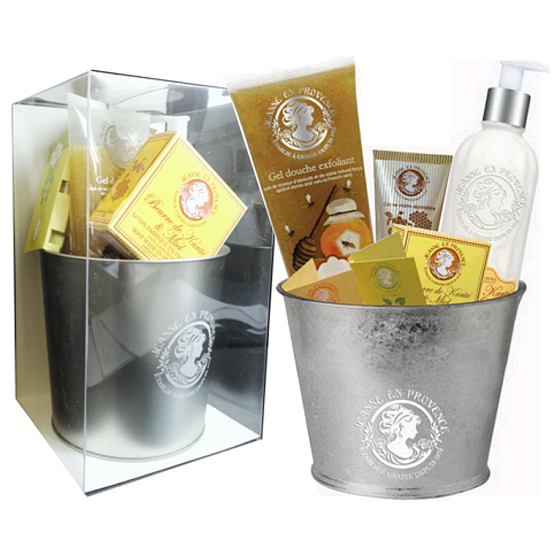 Jeanne en Provence Beurre de Karité & Miel Bambucké maslo a Med sprchový gél 200 ml + krém na ruky 75 ml + telové mlieko 250 ml + toaletné mydlo 100 g + Bouquet d Agrumes EdP 1,5 ml + Verveine céder EdP 1,5 ml + plechový kvetináč, kozmetická sada