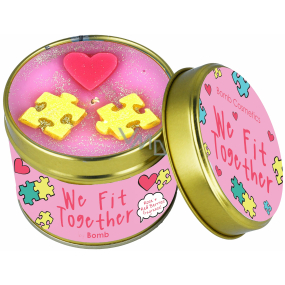 Bomb Cosmetics We Fit Together - Prírodná, ručne vyrábaná sviečka s vôňou We Fit Together v plechovej krabičke horí až 35 hodín