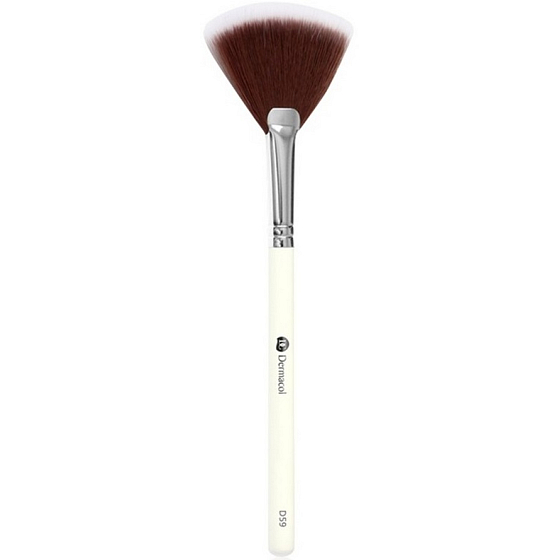 Kozmetický štetec Dermacol Master Brush Fan so syntetickými štetinami na rozjasňovače, prach D59