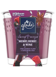 Sviečka Glade Merry Berry & Wine s vôňou lesných plodov a červeného vína v skle, doba horenia až 38 hodín 129 g