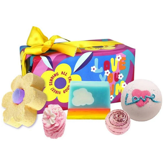 Bomb Cosmetics Love you Mum - I love you Mum, šumivá guľa do kúpeľa 160 g + 3D šumivá guľa do kúpeľa 160 g + glycerínové mydlo 100 g + maslová tyčinka do kúpeľa 50 g + maslová guľa 30 g, kozmetická sada