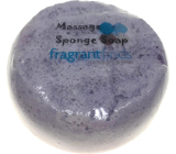 Fragrant Love Glycerínové mydlo masážne s hubou naplnenou vôňou parfumu Jessica Parker Lovely vo farbe fialovoružová 200 g