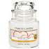 Yankee Candle Snow in Love - Zamilovaný sneh vonná sviečka Classic malá sklo 104 g