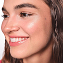 Essence Soft Touch Bouncy Glow rozjasňovač 30 Glazing Gleam 4 g