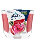 Glade Maxi Luscious Cherry & Peony s vôňou čerešne a pivonky, vonná sviečka v skle doba horenia až 52 hodín 224 g