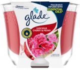 Glade Maxi Luscious Cherry & Peony s vôňou čerešne a pivonky, vonná sviečka v skle doba horenia až 52 hodín 224 g