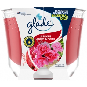 Glade Maxi Luscious Cherry & Peony s vôňou čerešne a pivonky, vonná sviečka v skle doba horenia až 52 hodín 224 g