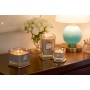Yankee Candle Velvet Woods - Zamatové drevo sójová vonná sviečka Elevation malá sklo 1 knôt 96 g