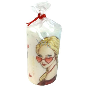 Emocio Love - Dievča s okuliarmi, srdce biela sviečka valec 60 x 110 mm