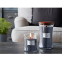 WoodWick Indigo Suede - Modrá semišová vonná sviečka s dreveným knôtom a skleneným viečkom malá 85 g