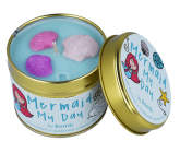 Bomb Cosmetics Potešenie morskej panny - Mermaid My Day Vonná prírodná, ručne vyrobená sviečka v plechovej dóze horí až 35 hodín