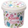 Bomb Cosmetics Brusnica a limetka - Cranberry and Lime Prírodné sprchový telový peeling 365 ml