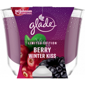 Glade Berry Winter Kiss s vôňou černíc a brusníc vonná veľká sviečka v skle, doba horenia až 52 hodín 224 g