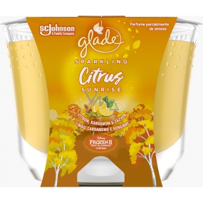 Glade Maxi Sparkling Citrus Sunrise s vôňou citróna, kardamónu a zázvoru vonná sviečka v skle, doba horenia až 52 hodín 224 g