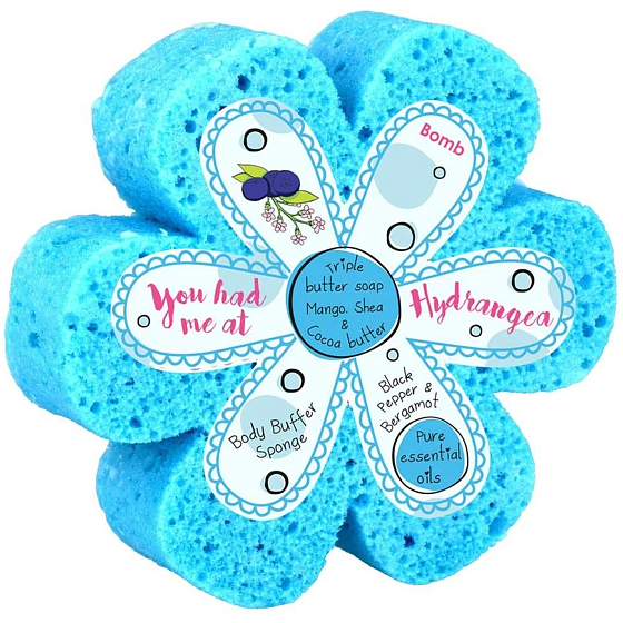 Bomb Cosmetics You had me at Hydrangea prírodná sprchová masážna hubka s vôňou 200 g