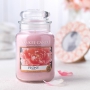 Yankee Candle Peony - Pivoňka vonná sviečka Classic strednej sklo 411 g