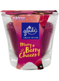 Sviečka Glade Merry Berry Cheers s vôňou vareného vína a lesných plodov v skle, doba horenia až 38 hodín 129 g