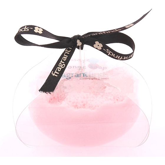 Fragrant Engagement Glycerínové mydlo masážne s hubkou naplnenou vôňou parfumu Lanvin Marry Me v bieloružovej farbe 200 g