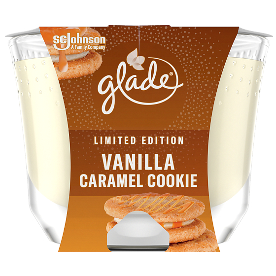Glade Maxi Vanilla Caramel Cookie s vôňou vanilkových sušienok a karamelu veľká sviečka v skle, doba horenia až 52 hodín 224 g