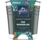 Sviečka Glade Pine Wonderland s vôňou borovice a borievky v skle, doba horenia až 38 hodín 129 g