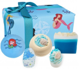 Bomb Cosmetics Part Time Mermaid šumivý balistik do kúpeľa 2 x 160 g + glycerínové mydlo 100 g + špalíček do kúpeľa 2 x 50 g, kozmetická sada