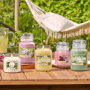 Yankee Candle Camellia Blossom - Kamélia vonná sviečka Classic stredné sklo 411 g