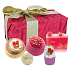 Bomb Cosmetics Fa La La Festive šumivý balistik do kúpeľa 2 x 160 g + glycerínové mydlo 100 g + maslová guľôčka 30 g + špalíček do kúpeľa 50 g, kozmetická sada