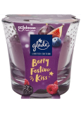 Glade Berry Festive Kiss vonná svíčka ve skle, doba hoření až 30 hodin 112 g