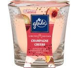 Sviečka Glade Champagne Cheers s vôňou šampanského a sviežou broskyňovou vôňou v skle, doba horenia až 38 hodín 129 g